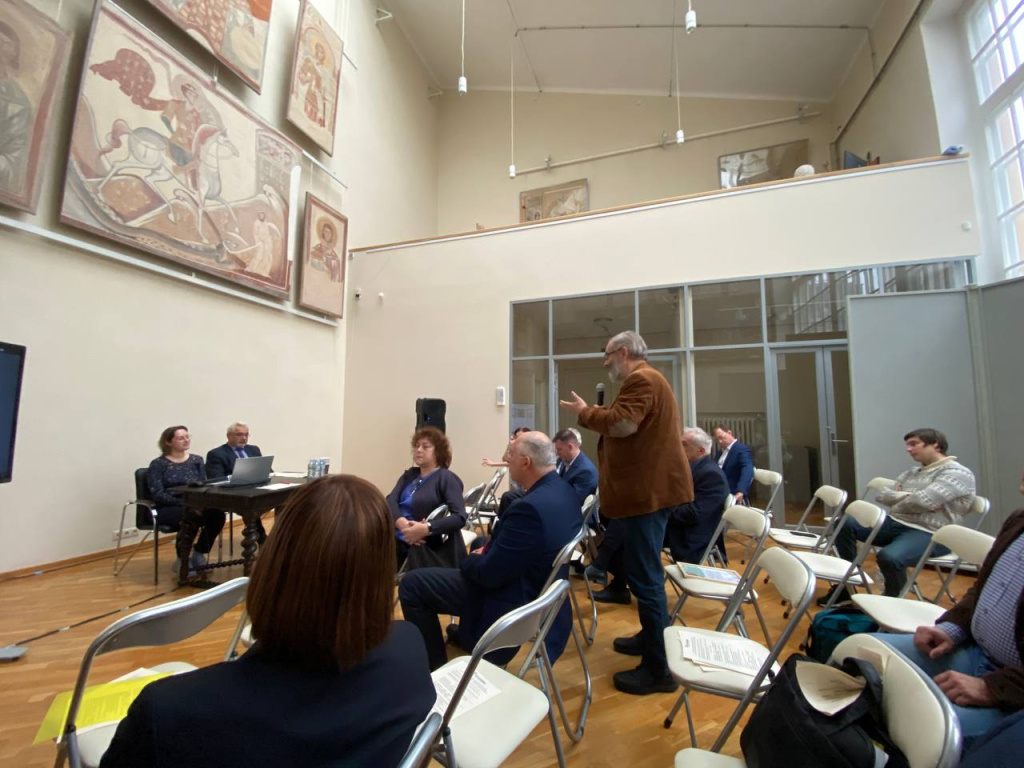Владимир Будак задает вопрос на заседании секции музейного освещения